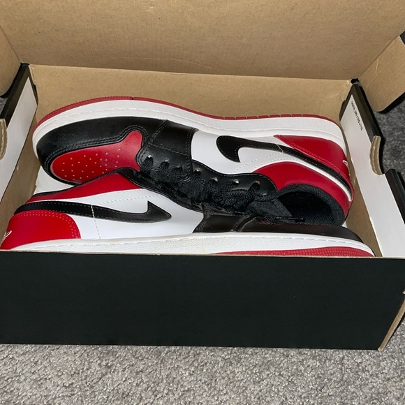 Athletic_Shoes